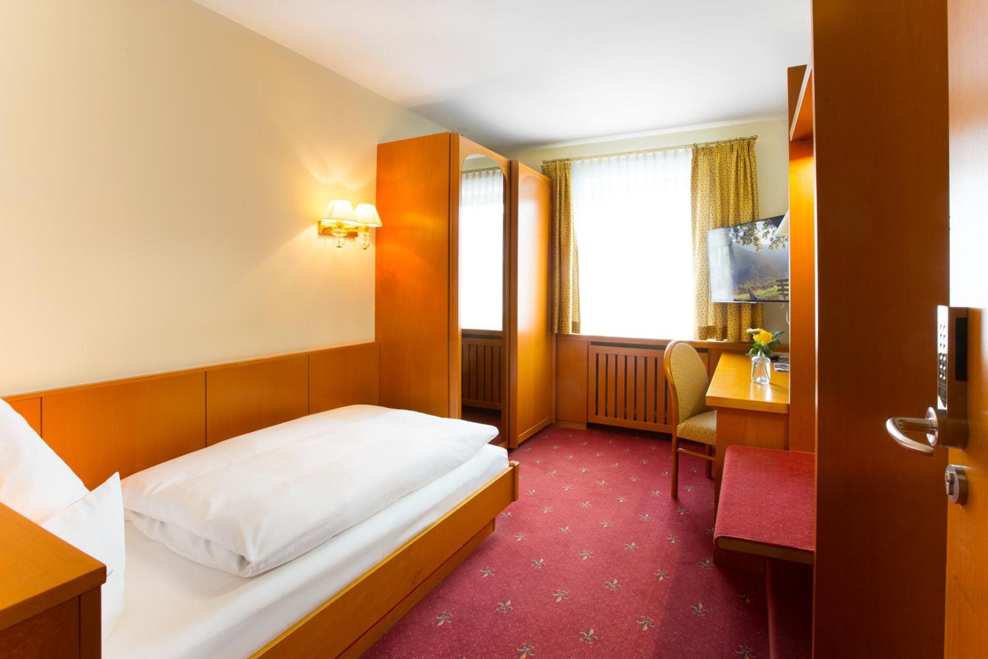 Hotel Akzent Restaurant Altdorfer Hof 4*
